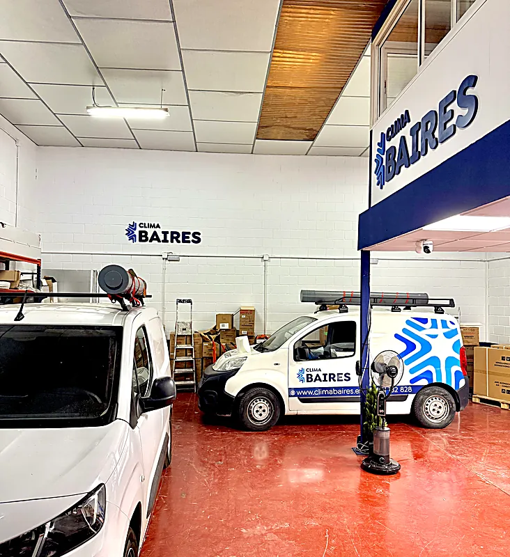 El depósito de Clima Baires: camionetas rotuladas y stock de equipos listos para instalar