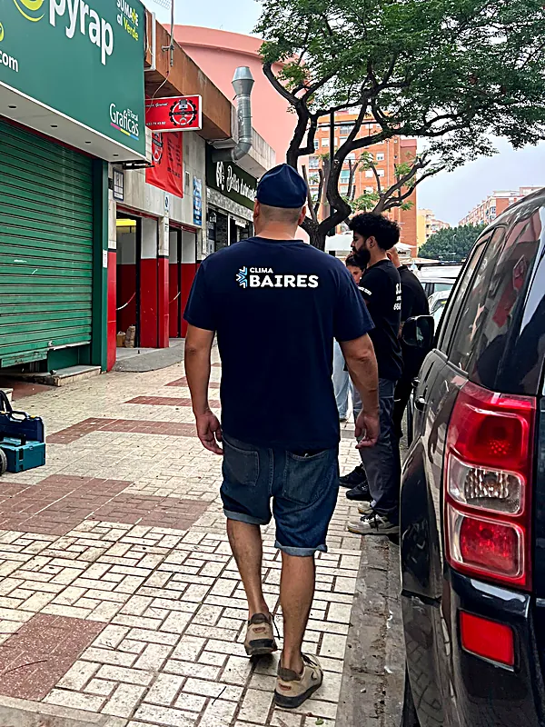 El equipo de Clima Baires llegando a una obra con escaleras y herramientas