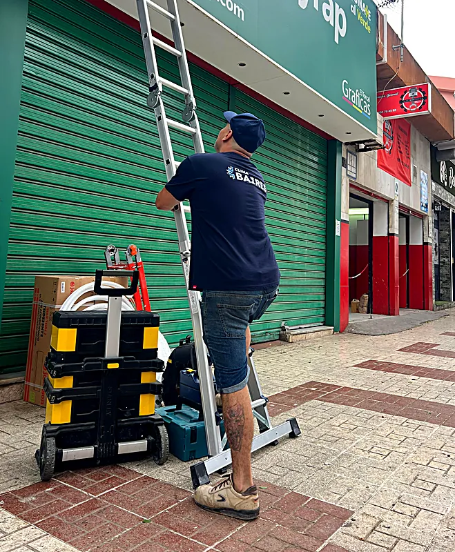 Técnico de Clima Baires preparando el acceso para climatizar un local comercial
