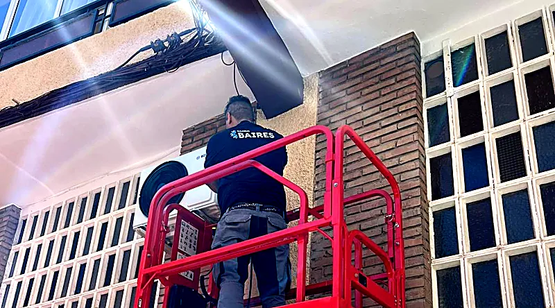 Instalación de una condensadora en fachada desde plataforma elevadora: trabajo en altura con elementos de seguridad