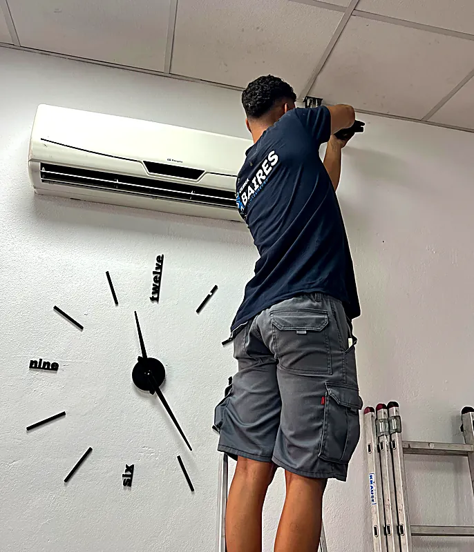 Service y mantenimiento de un split mural en una oficina, por un técnico de Clima Baires